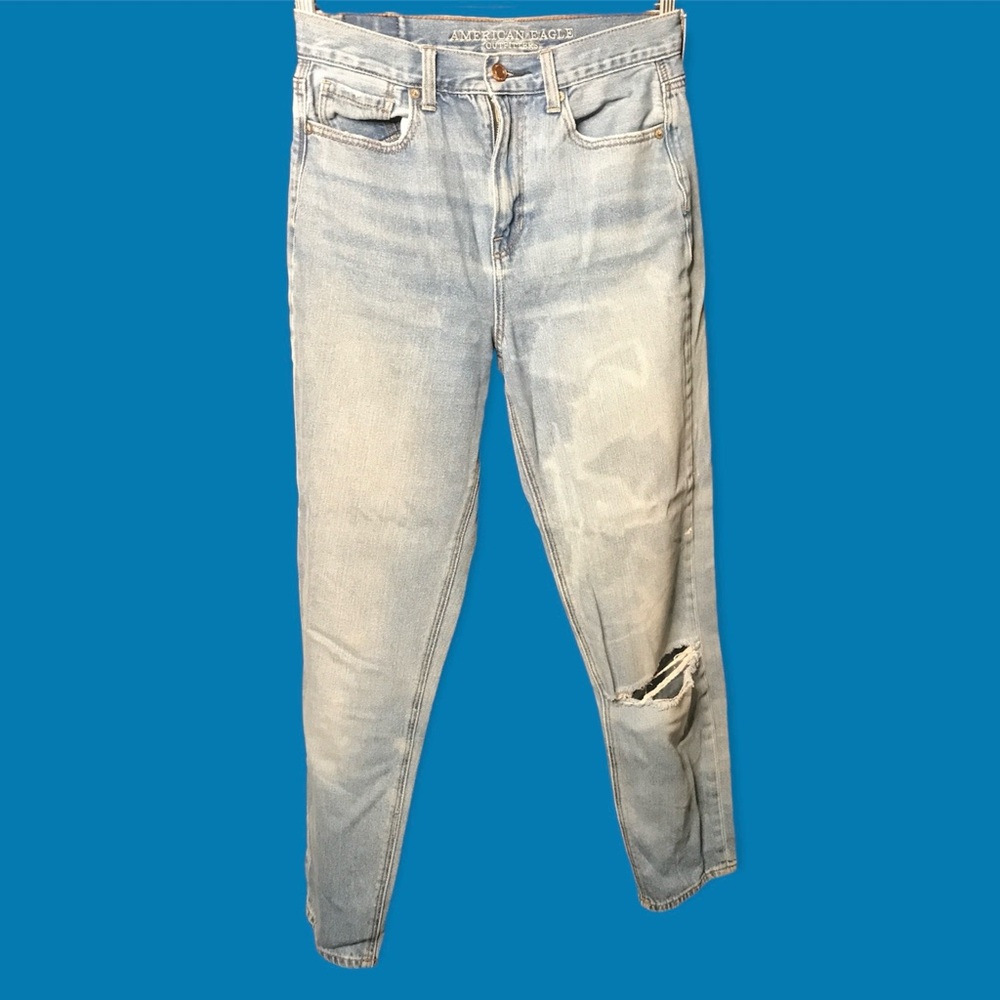 American Eagle distressed mom jeans. Size 4 Regular